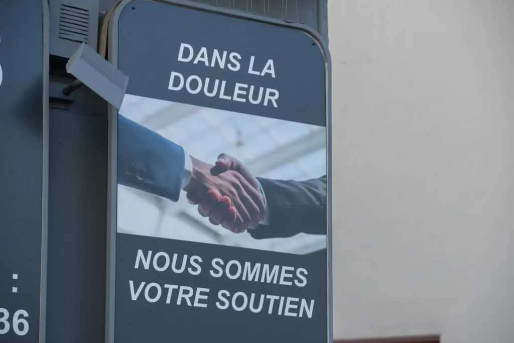 Panneau d'affichage extérieur des Pompes Funèbres de Saint Just affichant un message