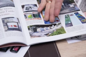 Consultation d'un catalogue illustré de monuments funéraires et d'articles de marbrerie