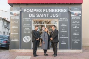 fleurs dans un vase dans un cimetiere